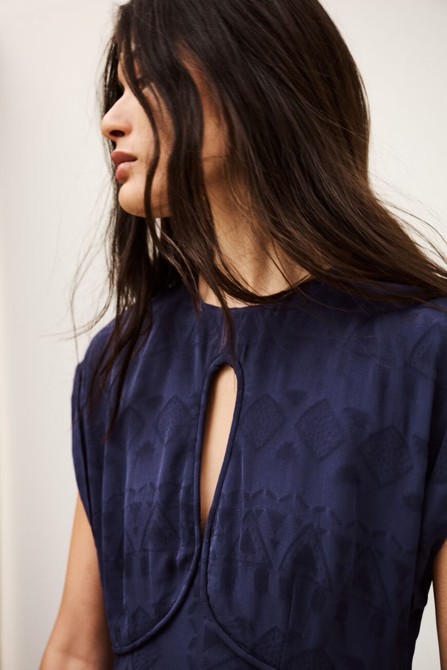 INAIA asimetriška vidutinio ilgio suknelė