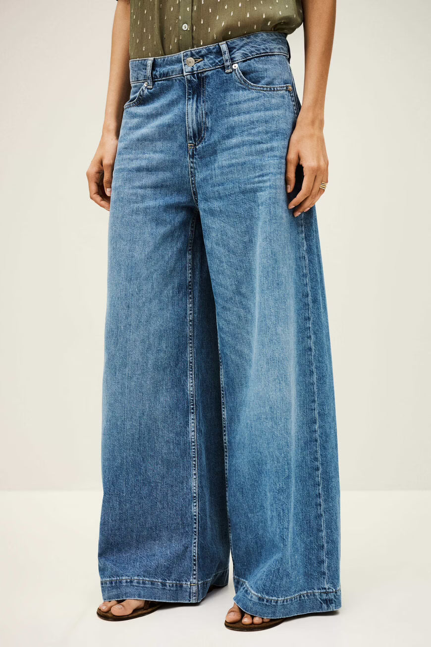 MUSC platėjančio silueto džinsai