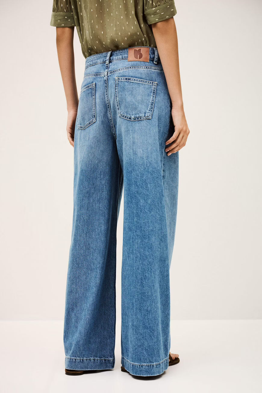 MUSC platėjančio silueto džinsai