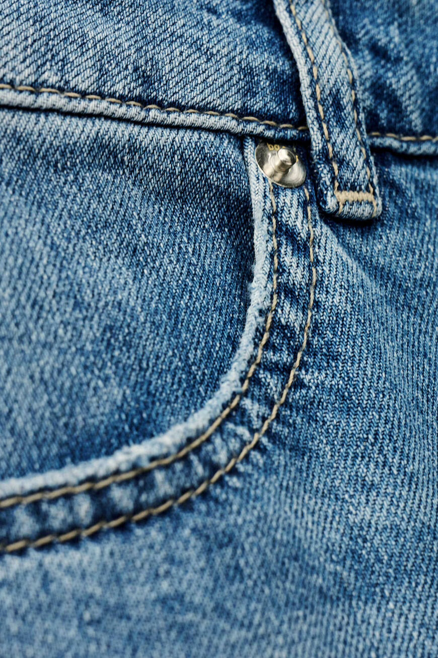 MUSC platėjančio silueto džinsai