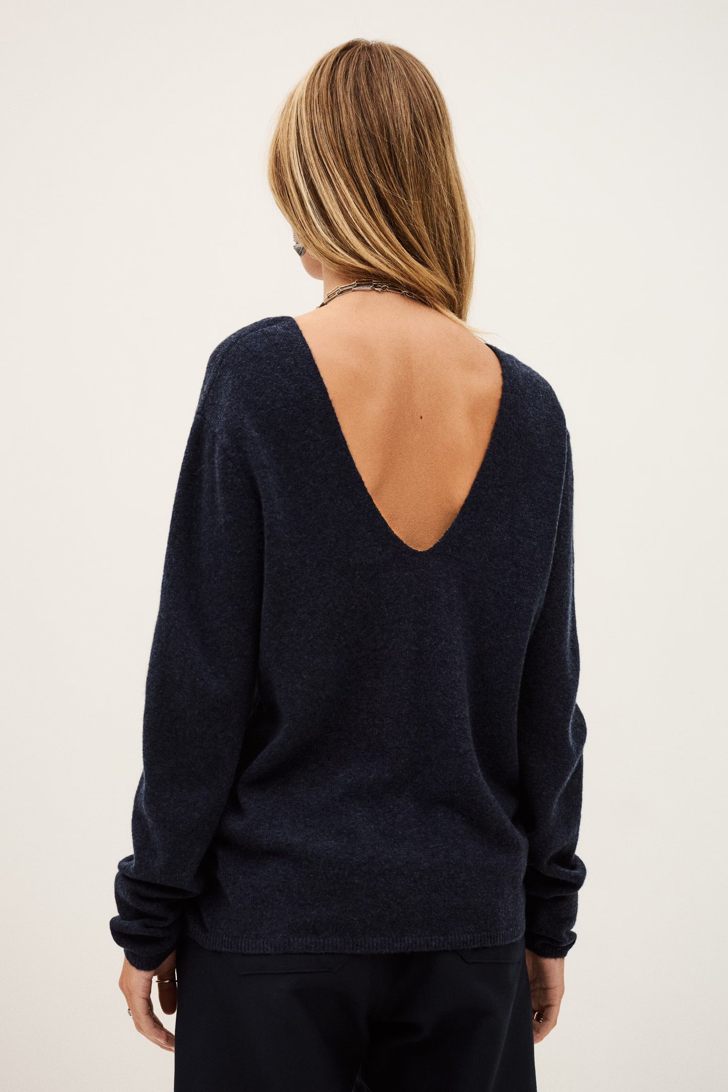 SOLLENE megztinis su V formos iškirpte