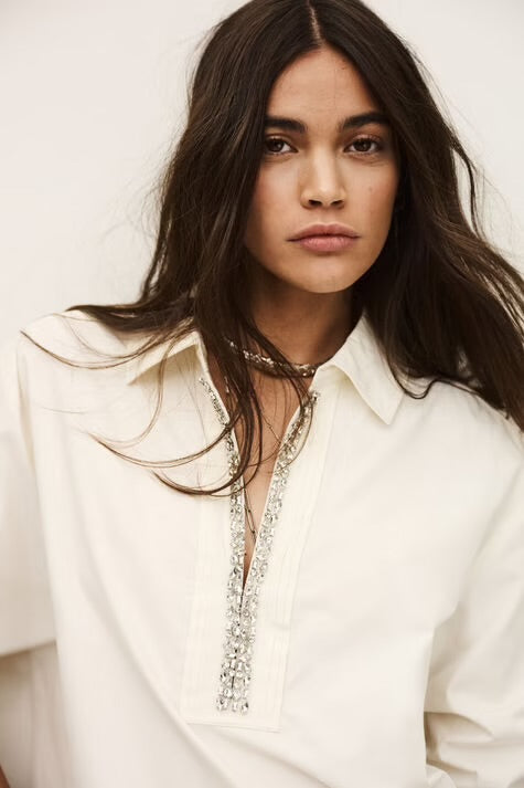 MISS MARŠKINIAI SU KRISTALAIS DEKORUOTA IŠKIRPTE