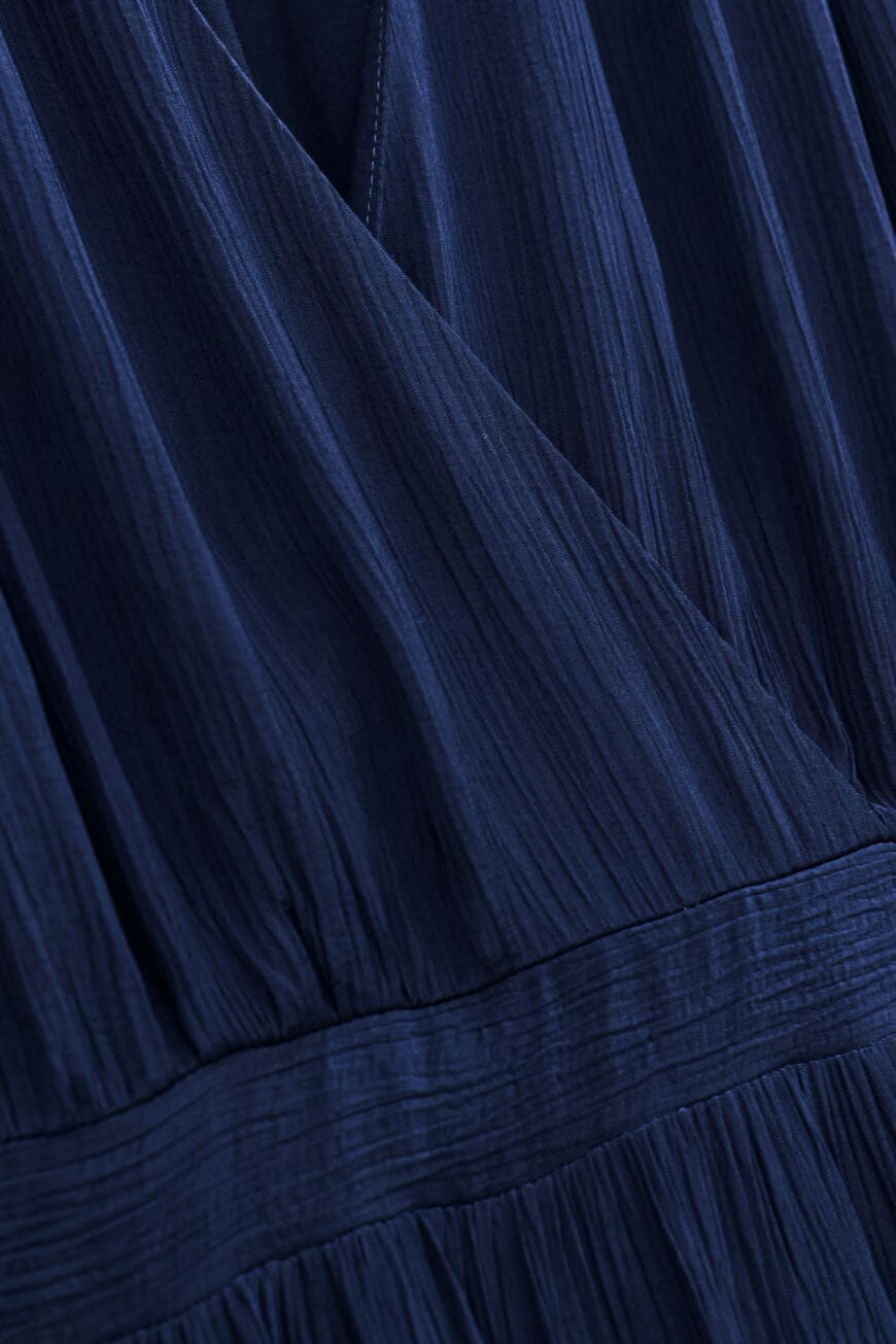 Natalia ilga klostuota suknele